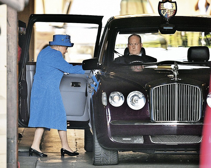 Королева у сделанного по спецзаказу Bentley State Limousine. Двери авто открываются под углом 90 градусов - для удобства. Фото: GLOBAL LOOK PRESS
