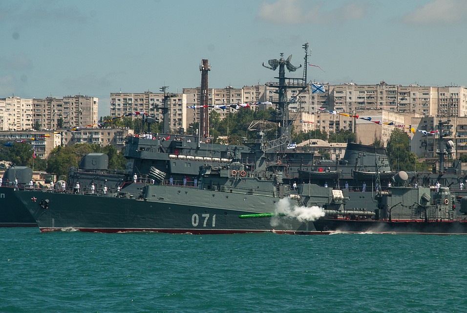 Противолодочные силы флота уничтожают подволную лодку условного противника. Торпеда поразила цель. Фото: Анна САДОВНИКОВА