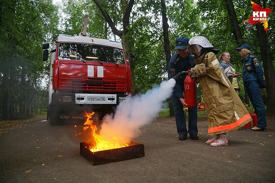 Сотрудники МЧС учили юных рыбаков, как потушить пожар Фото: Алексей БУЛАТОВ