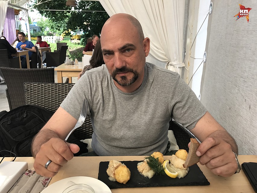 Согласно меню, на доске должен был разместиться судак с картофельными крокетами. В реальности имелись какие-то белые кляксы с жалкими, костлявыми фрагментами чего-то водоплавающего Фото: Виктор ГУСЕЙНОВ