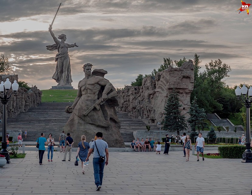 Заврешить замену канатов внутри скульптуры "Родина-мать" должны до конца октября. Фото: Игорь БУГАЕВ