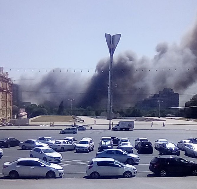Пожар произошел в районе, который расположен южнее Театральной площади. Фото: Александр СТЕПАНОВ