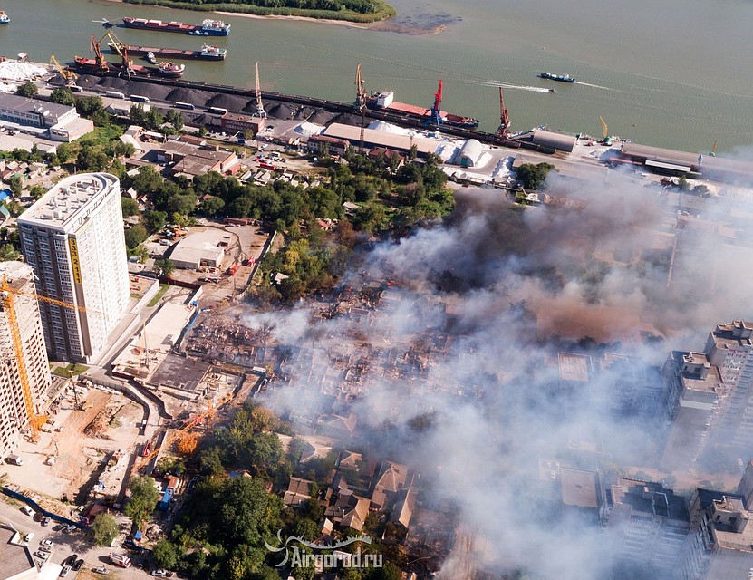 Сверху видно, какую огромную площадь уничтожил огонь. Фото: Дмитрий Зотов