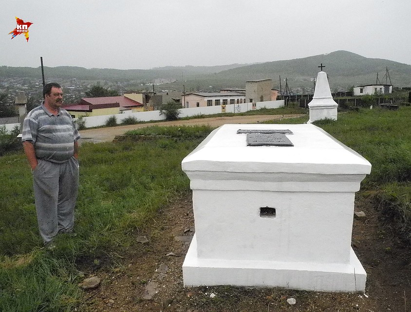 Раньше было видно, как гробы висят на цепях, теперь входы в подземелье закрыли могильными плитами Фото: Ульяна СКОЙБЕДА