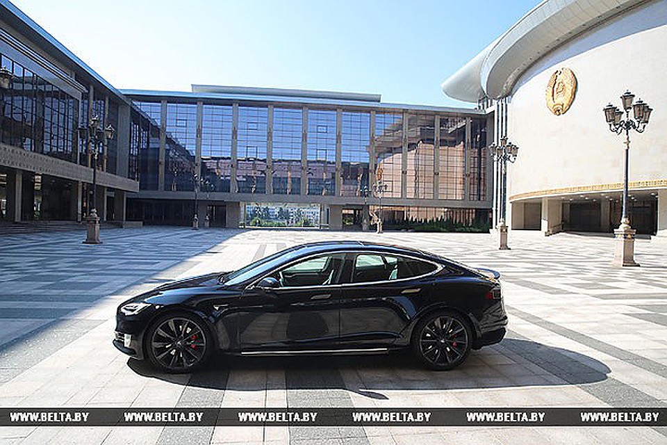 Александр Дукашенко протестировал электромобиль Tesla Model S. Фото: БелТА.