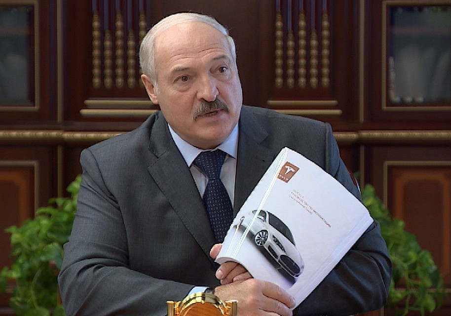 Александр Лукашенко чиновникам и ученым: Американцы создали суперавтомобиль. Молодцы! Tesla создала прекрасный автомобиль. Кадр пресс-службы президента.