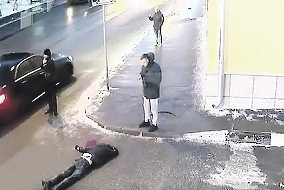 Черный «Мерседес» сбил Юрия Карпова, когда тот шел по тротуару. Удар был такой силы, что парень пролетел несколько метров и упал на дорогу. Фото: Кадр видеосъемки