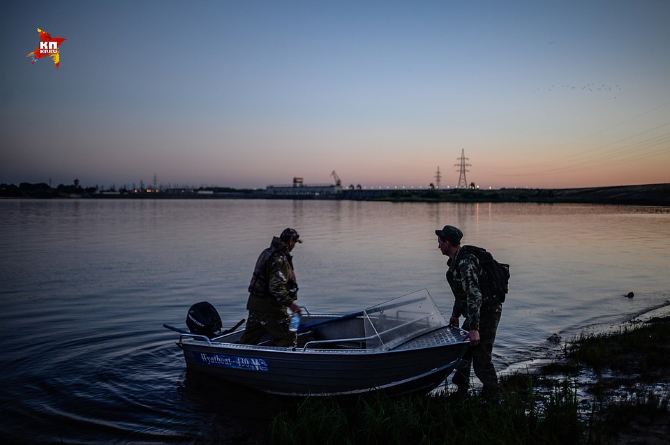Сотрудники природохраны во время рейда в районе Горьковской ГЭС Фото: Виктор ГУСЕЙНОВ