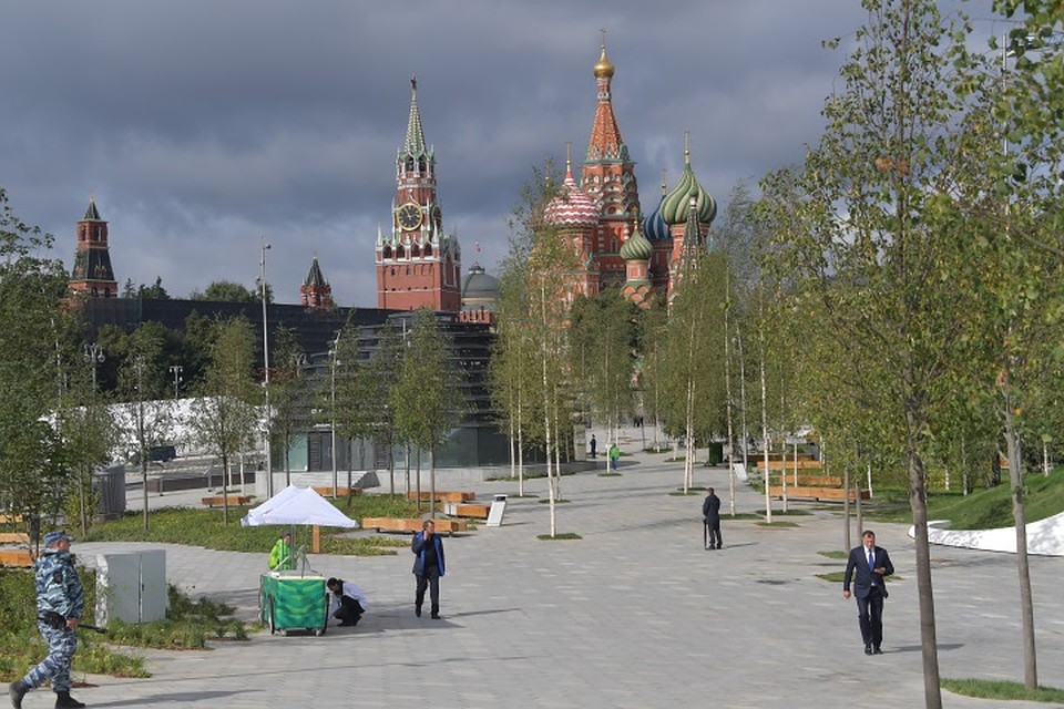 После решения строить парк «Зарядье» московские власти отказались от утвержденного проекта по строительству на этом месте более 400 тысяч квадратных метров коммерческой недвижимости. Фото: Владимир ВЕЛЕНГУРИН