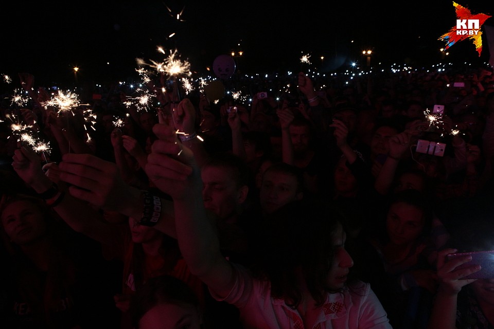 На выступлении Lumen зрители зажгли бенгальские огни и включили телефоны Фото: Святослав ЗОРКИЙ