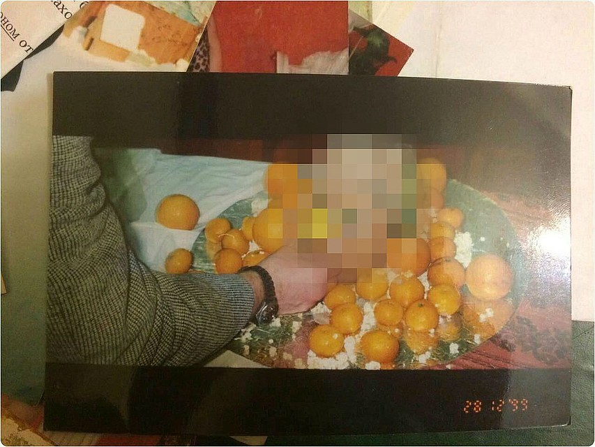 На одной из карточек, найденных дома у пары, на усыпанном мандаринами блюде лежит приготовленная голова человека