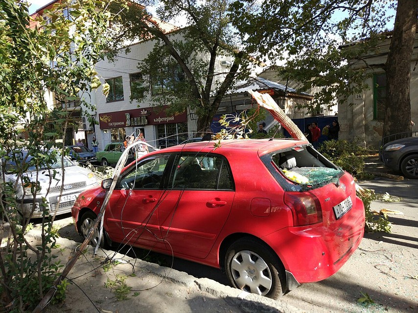 Автомобиль весь в щепках и проводах. Фото: Анастасия МЕДЫНЦЕВА