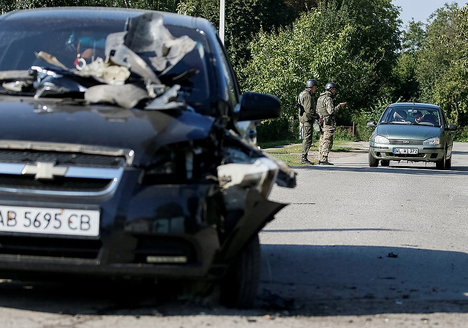 Поврежденный шальным снарядом автомобиль. Фото: REUTERS