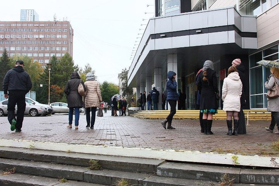 Всего около 26 зданий ведомств пришлось оцеплять. Количество чиновников, которых эвакуировали, перевалило за тысячу Фото: Андрей ЛЕОНОВ