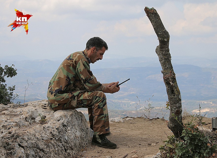 Провинция Латакия, деревня Баруда. Сирийский военный на наблюдательном пункте следит за движением террористов. Фото: Александр КОЦ