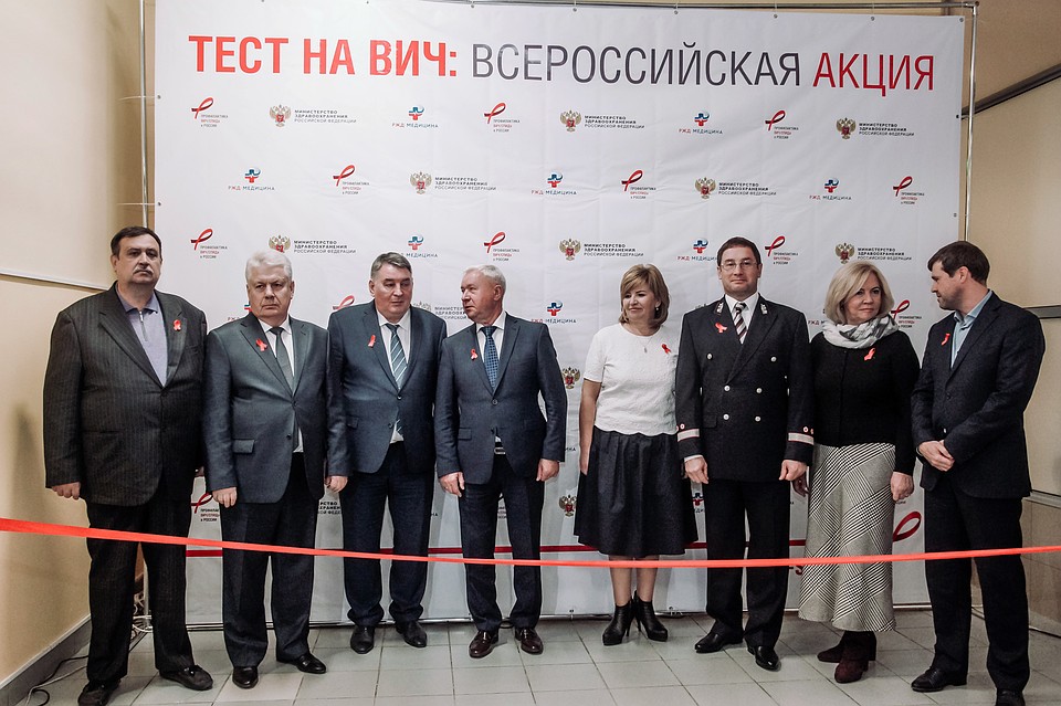 Акцию в Самаре открыли (слева направо) Василий Мухин, Анатолий Митряев, Геннадий Гридасов, Павел Ожередов, Марина Сидухина, Сергей Блохин, Галина Гусарова, Алексей Спирин. Фото: Светлана МАКОВЕЕВА