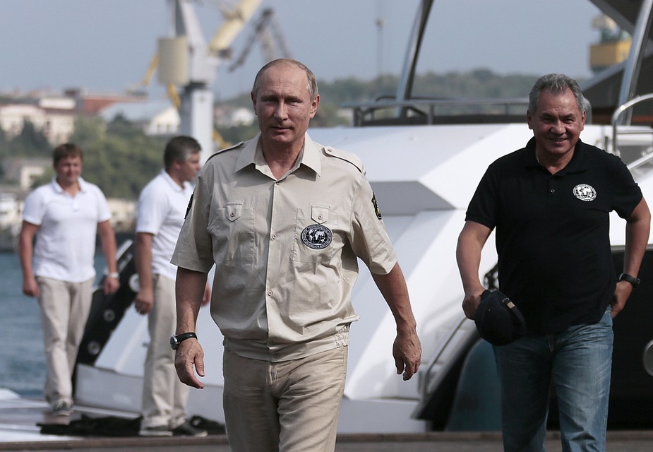 Владимир Путин и министр обороны РФ Сергей Шойгу после экспедиции Русского географического общества по обследованию античных кораблей, затонувших в районе Севастополя. Фото: ТАСС