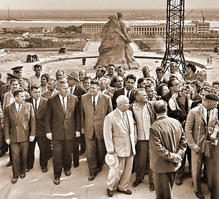 Хрущев осматривает строящийся мемориал. 1963 г. Фото из личного архива фотокорреспондента ТАСС Степана Курунина.
