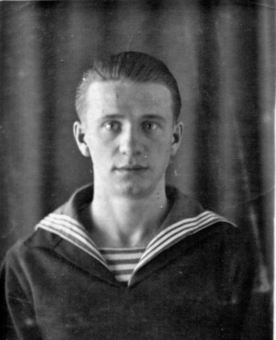 Летчик сгорел в парадном мундире, который надел, чтобы во время увольнительной сделать предложение своей любимой Оленьке. Фото: Виртуальный некрополь Севастополя, tombs-sevastopol.ru