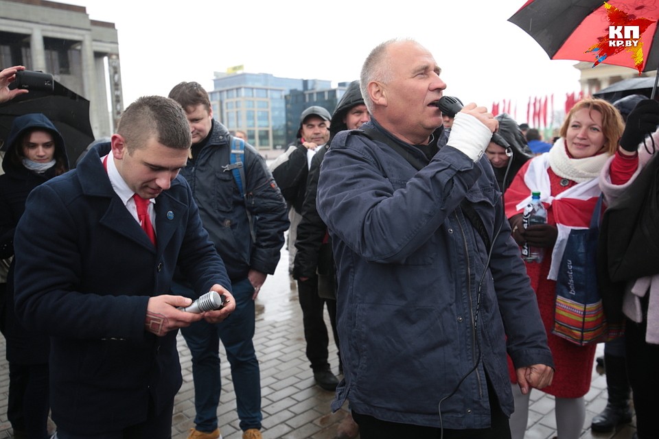 Николай Статкевич призвал протестующих пройти маршем до площади Независимости. Фото: Святослав ЗОРКИЙ