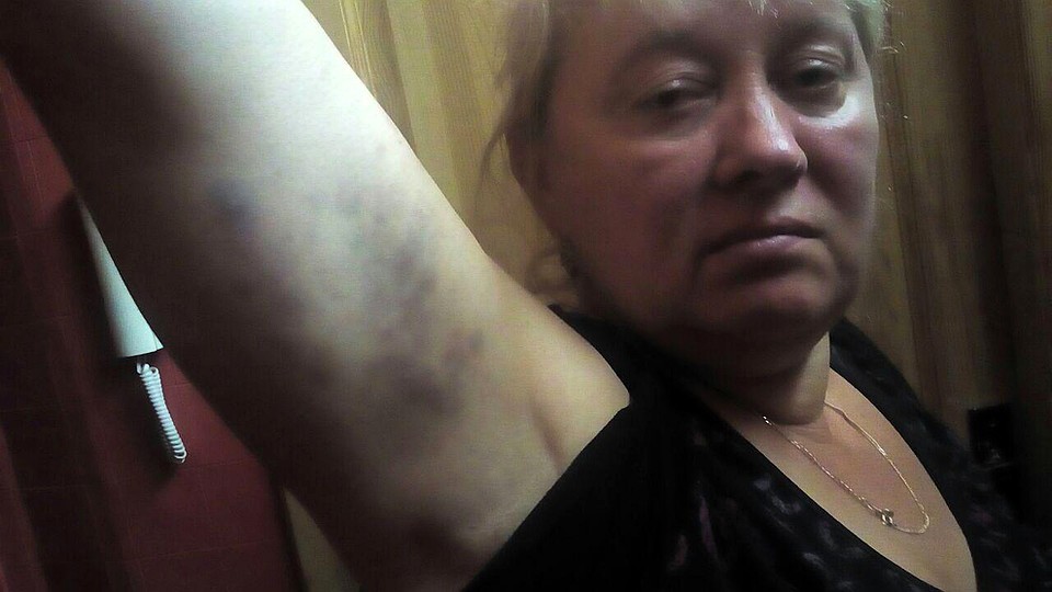 Дашину маму, кстати, пожилую женщину, тоже сильно избили, когда потом проводили обыск