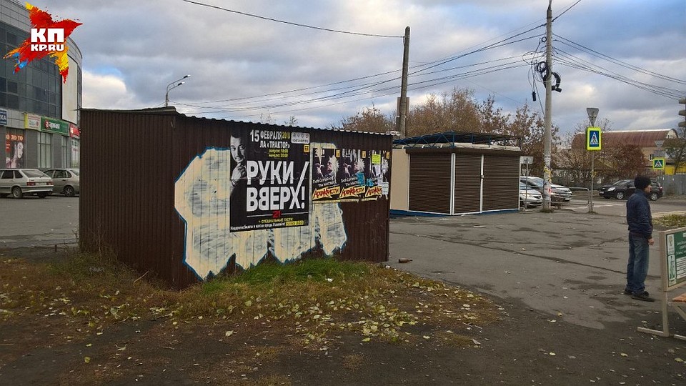Остановка "Чайковского" (напротив ТК "Чайка"): тот ларек, что на фото подальше, монтировали прямо здесь целый месяц. И где полиция, районные власти и другие надзорные органы? Вы в доле что ли? Фото: Андрей СОКОЛОВ