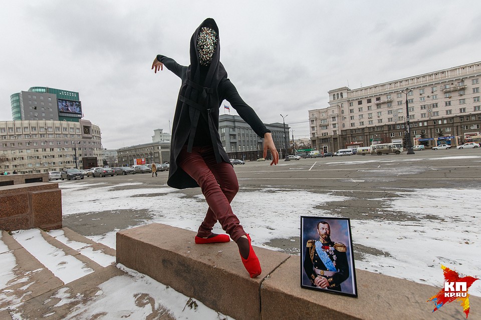 Лицо скрывала необычная маска. Фото: Андрей АБРАМОВ
