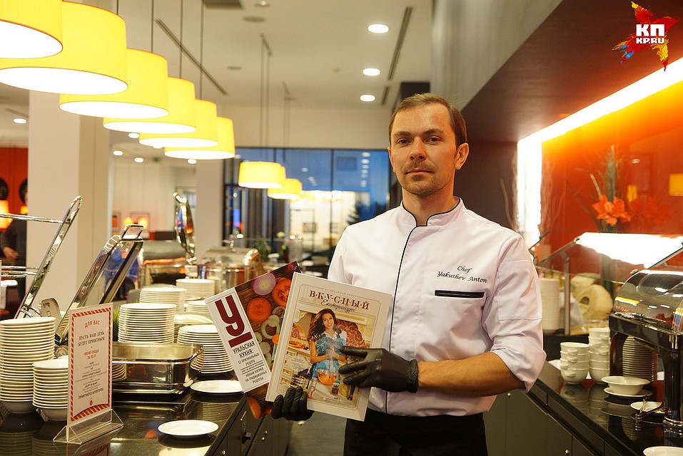 Шеф-повар Антон Якушев с книгой «Вкусный Екатеринбург» Фото: Алексей БУЛАТОВ