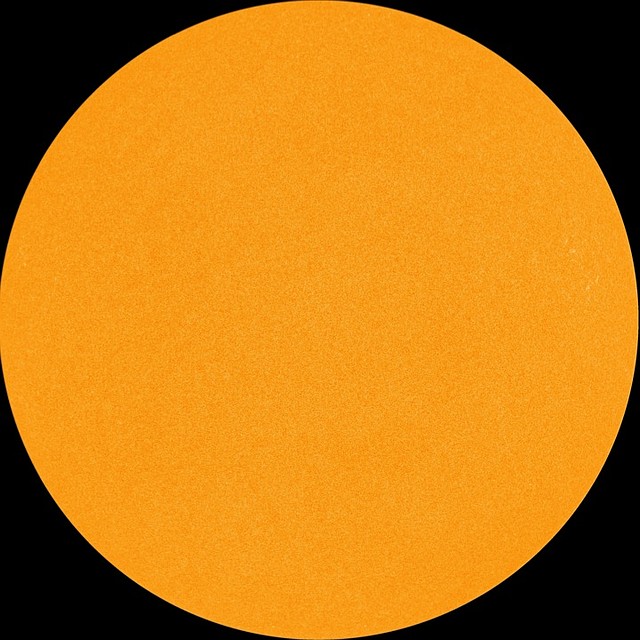 Снимок с борта солнечной обсерватории НАСА SDO - таким чистым Солнце остается с 2 ноября 2017 года.