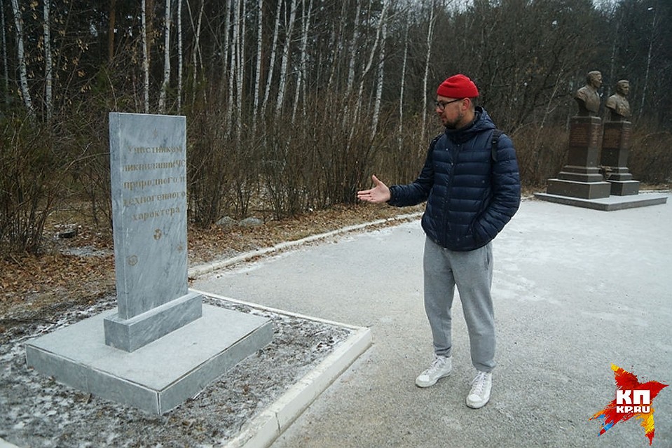 Памятники, которые установило руководство парка, больше похожи на могильные плиты Фото: Алексей БУЛАТОВ