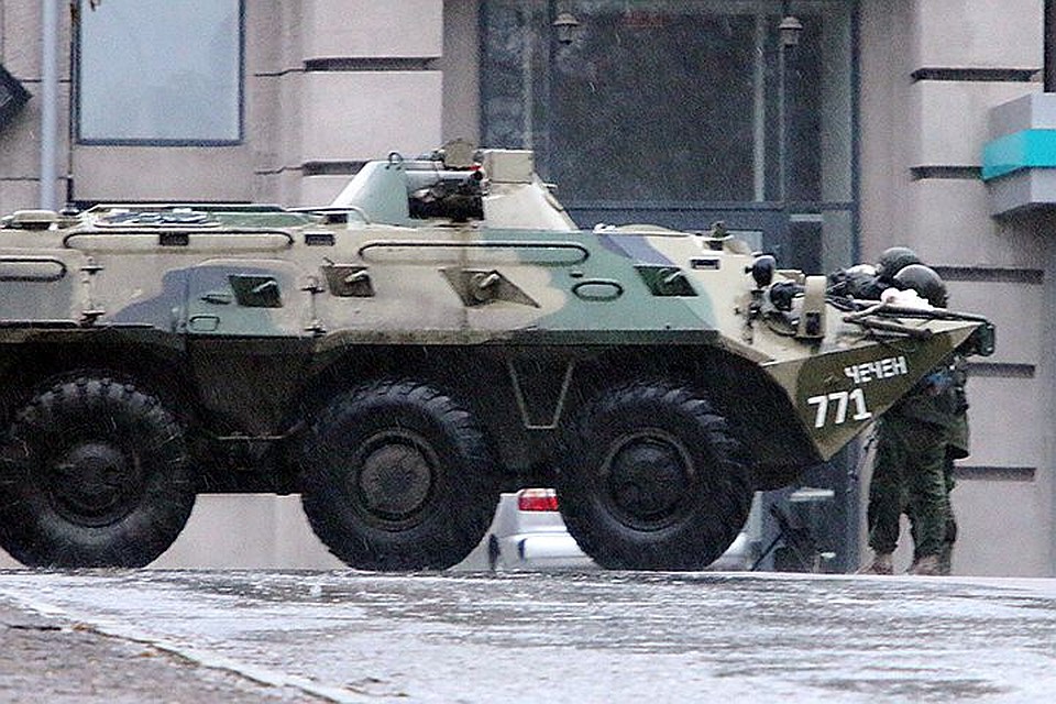 У здания Администрации дежурят вооруженные люди. Здесь же — два БТР и одна бронемашина Фото: Александр КОЦ