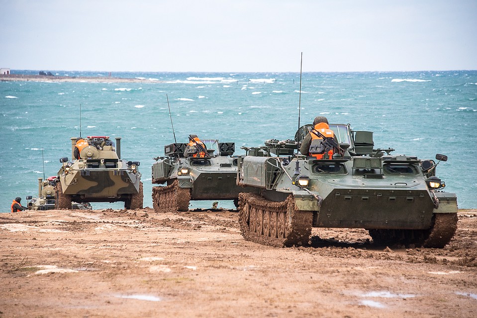 Идет погрузка БТРов на военные корабли. Фото: Анна САДОВНИКОВА