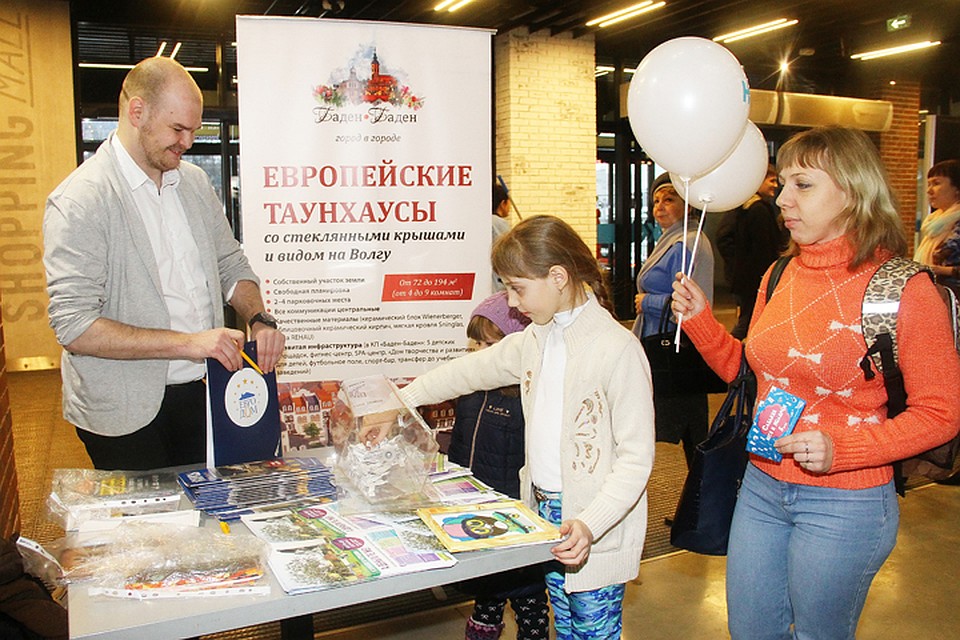У стенда компании «Евродом» проходила увлекательная беспроигрышная лотерея. Фото: Роман ИГНАТЬЕВ