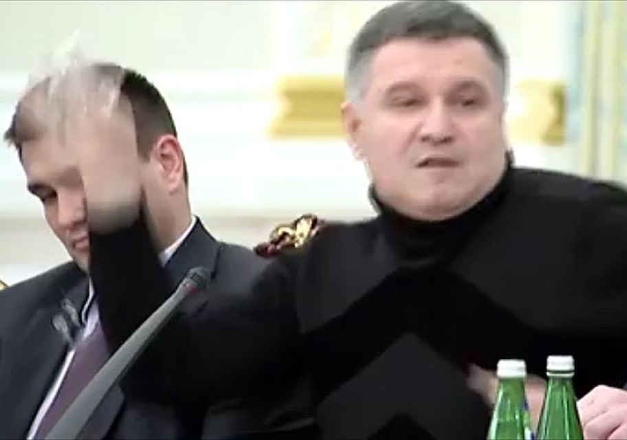 Арсен Аваков запустил стаканов в оппонента