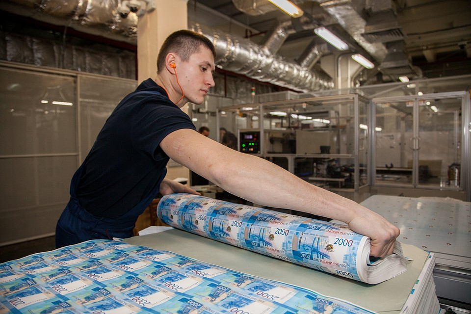 Сотрудники относятся к деньгам просто как к продукции. Фото: Николай ОБЕРЕМЧЕНКО