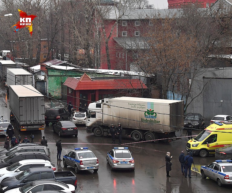 Полиция оцепила вход на территорию фабрики. Фото: Виктор ГУСЕЙНОВ