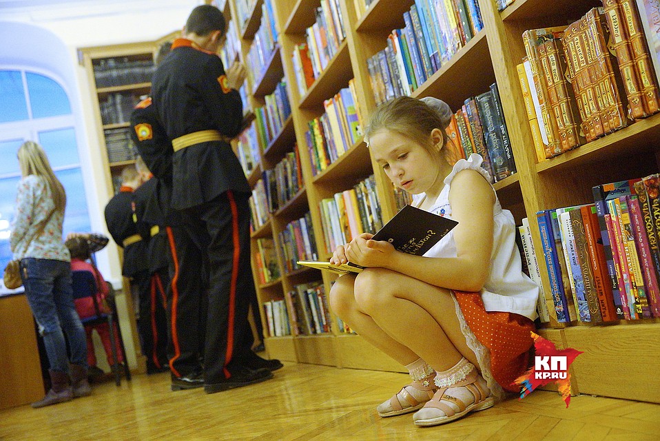 Екатеринбург. Девочка читает книгу в детской библиотеке во время всероссийской акции 'Библионочь' 21,04,2017 Фото: Алексей БУЛАТОВ