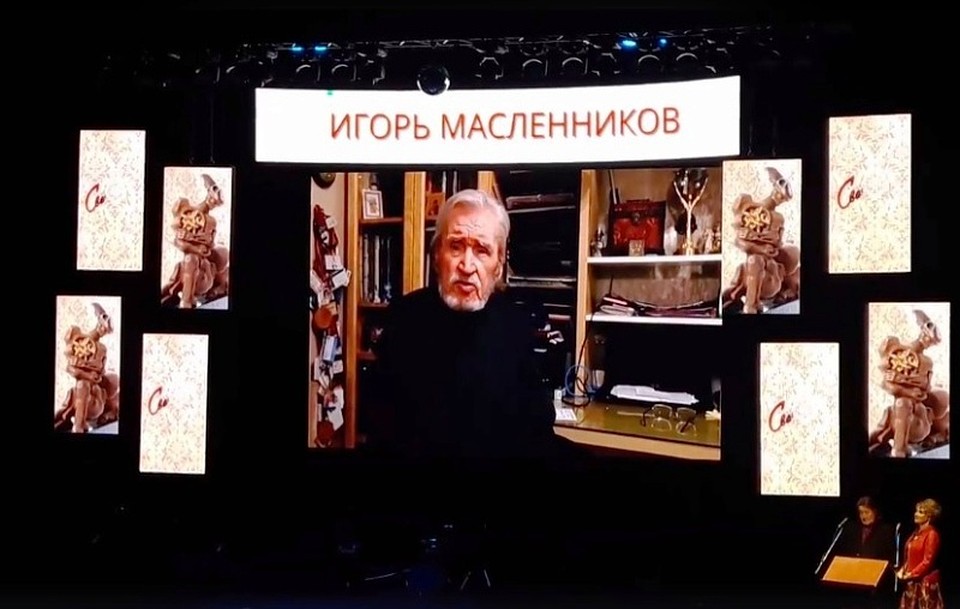 Режиссер Масленников обратился к челябинцам с большого экрана.