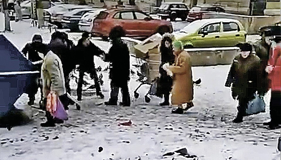 По закону бесплатные продукты могут быть переданы нуждающимся только через мусорный контейнер. Фото: "Москва 24"/vk.com