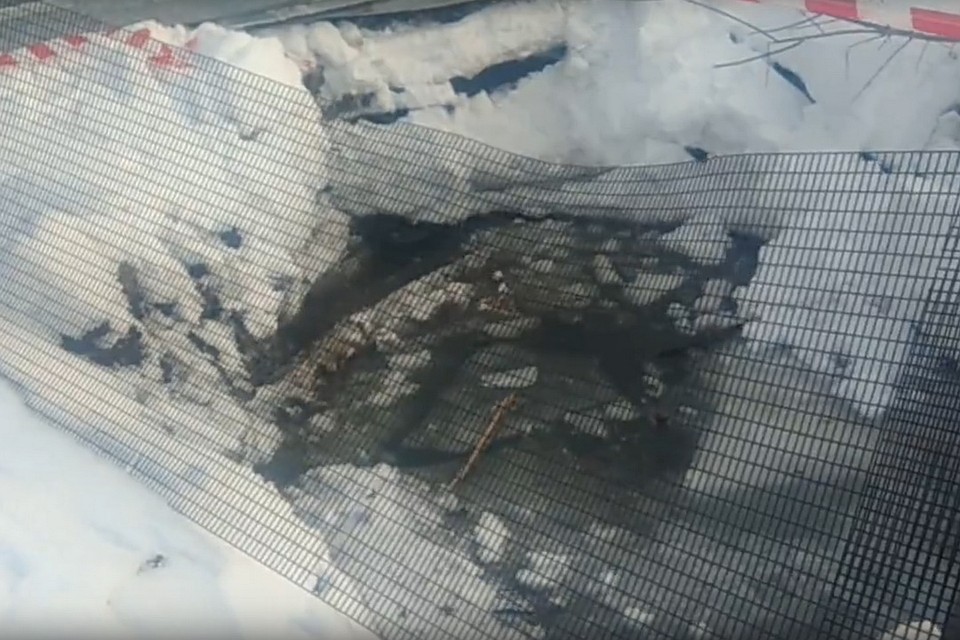 После трагедии яму огородили, а коммунальщиков-растяп задержали. Фото: Алексей АСТАФЬЕВ
