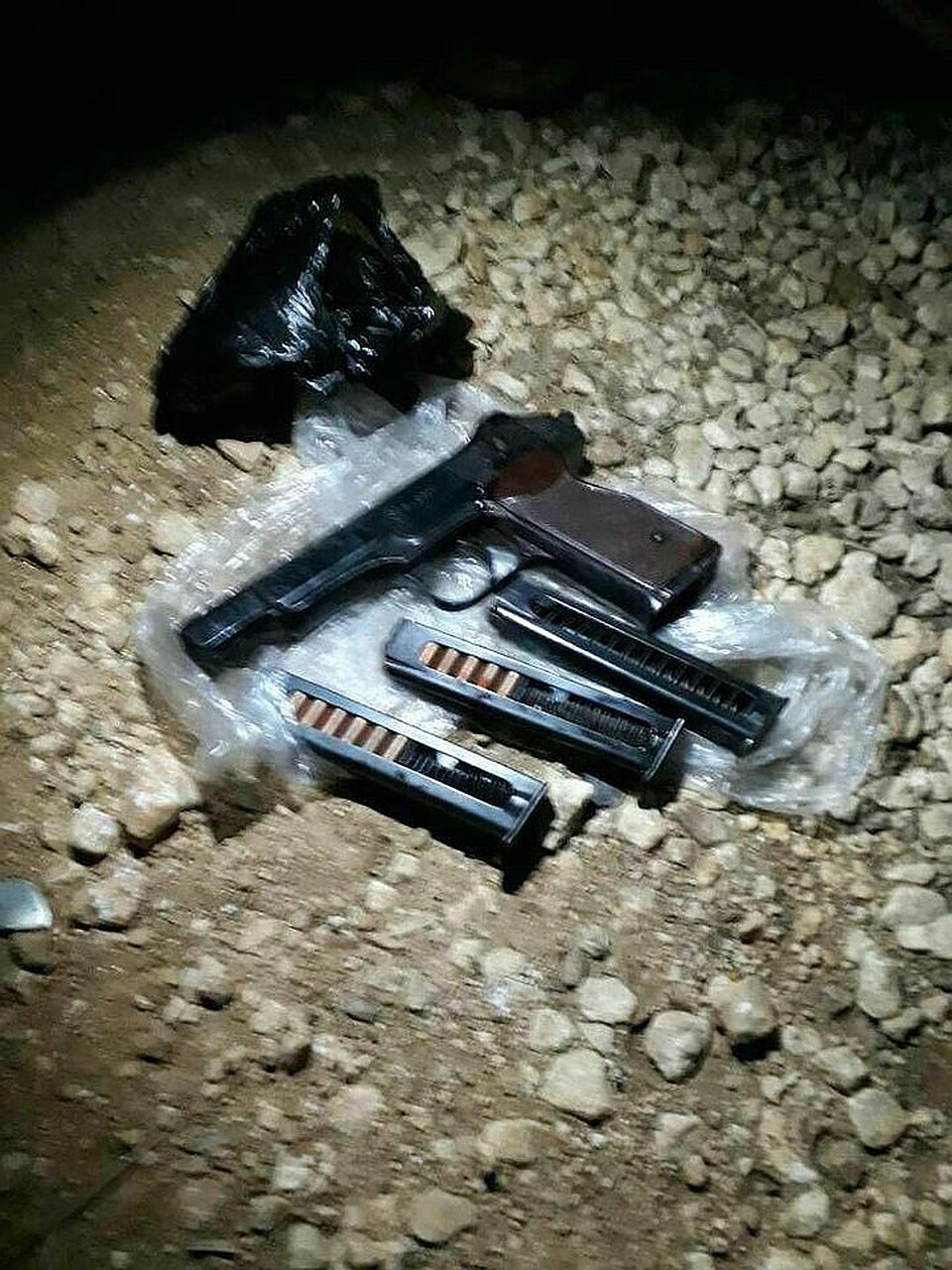 Боевики опубликовали фото пистолета Стечкина российского летчика