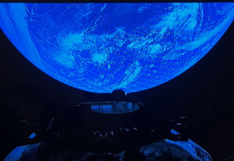 Красная Tesla Илона Маска с манекеном на борту Falcon Heavy
