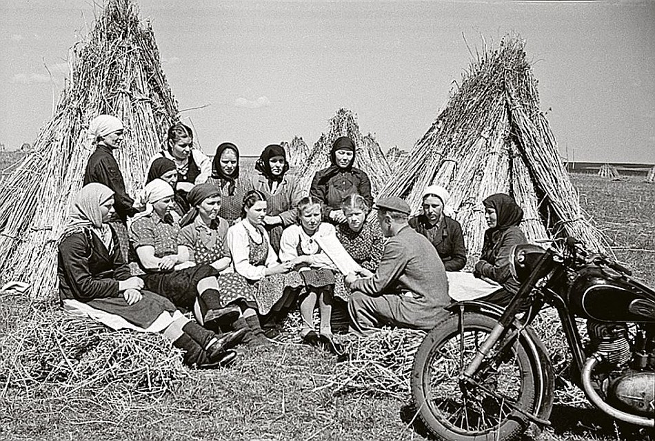 До осень жили в палатках, а зимовали в теплушках.