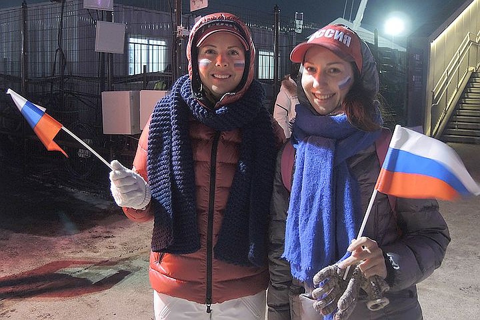 Болельщицы из Владивостока Аня и Катя: "Русские своих не бросают!". Фото: Дарья АСЛАМОВА