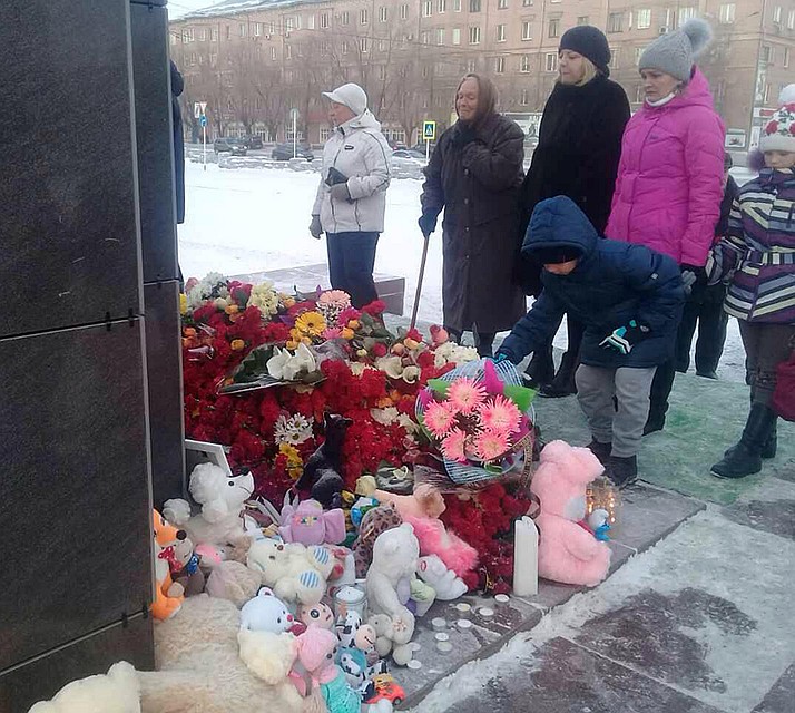 В глазах прохожих — слезы и невосполнимая боль утраты. Фото: Максим БОТАЛОВ
