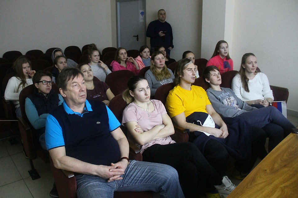 За трансляцией из Пхенчхана с замиранием сердца следила вся нижегородская команда, в том числе главный тренер Владимир Голубович. Фото: Роман ИГНАТЬЕВ