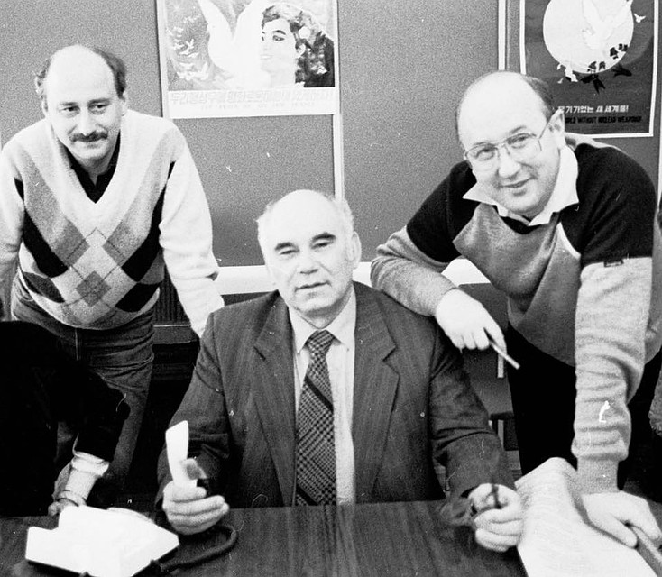 1984 год. Автографы получают друзья по Шестому этажу фотокор Евгений Успенский (слева) и зам. Главного редактора Юрий Данилин.Фото из личного архива