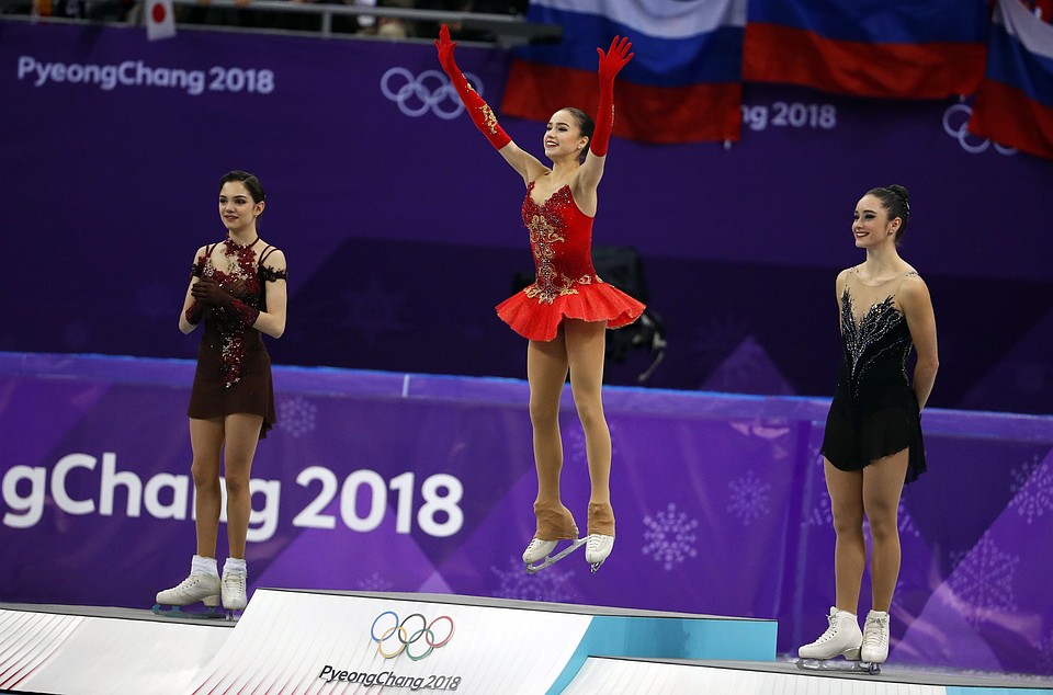 Пьедестал почета - Евгения Медведева (серебро), Алина Загитова (золото), Кейтлин Осмонд (бронза). Фото: REUTERS