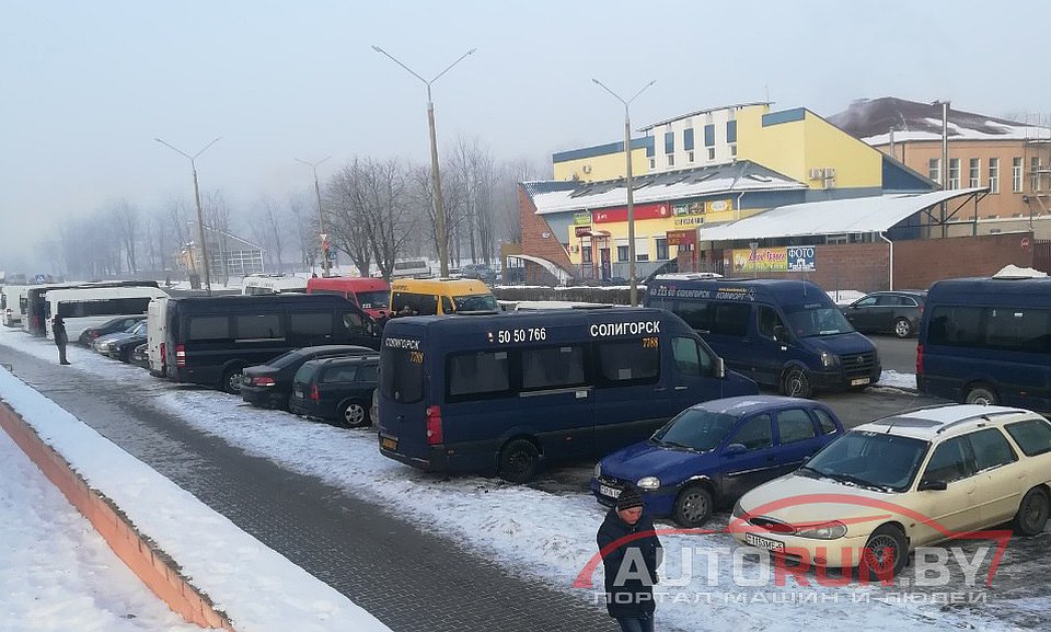 Маршрутки стоят на автовокзале в Солигорске - на рейсы никто не вышел. Фото: autorun.by.