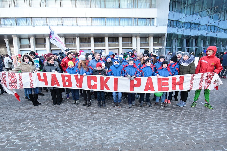 Болельщики из Чаусов приехали поздравить землячку Динару Алимбекову. Тут и первая ее тренер Мария Шипикова. Фото: Святослав ЗОРКИЙ